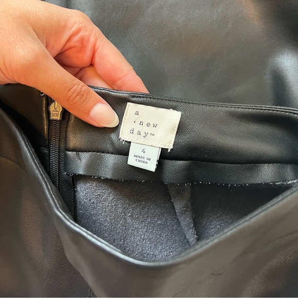 Women's Black Leather Skirt - Size 4 - Picture 3 of 3